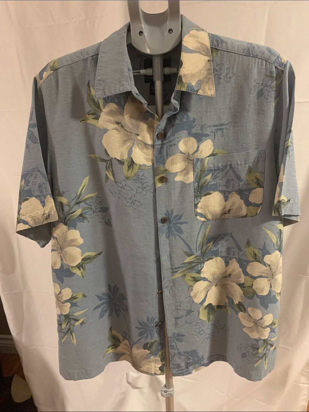 Caribbean Joe Hawaiian 100% silk large blue with flowers short sleeves